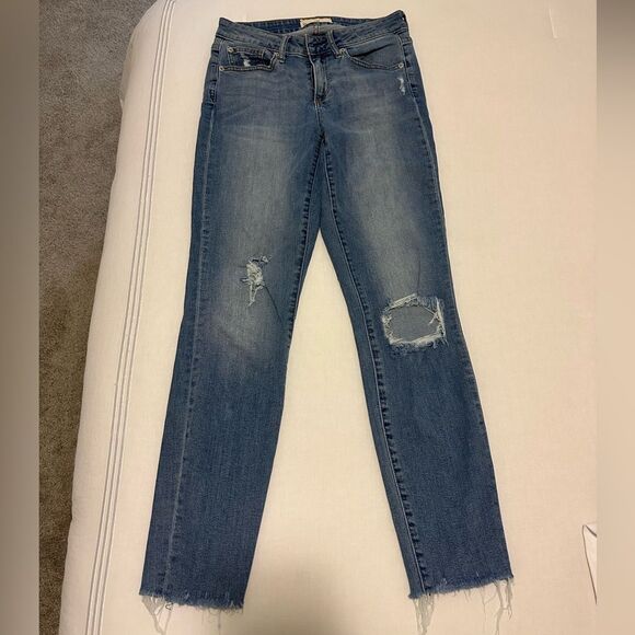 Gap 1969 27R Curvy True Skinny Jeans with small rips and distressed bottoms - Picture 4 of 10